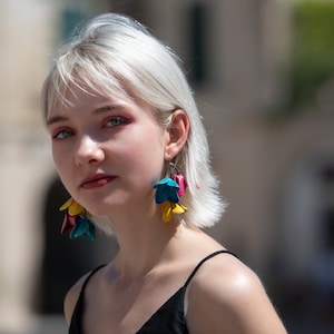 Orecchini grandi multicolore , orecchini leggeri,fiori, orecchini estivi, turchese,orecchini pendenti, orecchini romantici