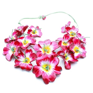 Collana cascata di  Rosa Canina,collana leggera,collana multifiori, collana grande,collana estiva,collana fucsia,collana estiva