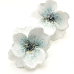 Orecchini fiori grandi bianchi ,fatti interamente a mano,orecchini vistosi,orecchini leggeri, orecchini fatti con amore, orecchini estivi