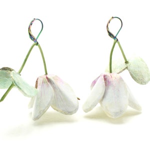 Le campanelle bianche , orecchini leggeri,  ,orecchini pendenti, orecchini romantici,cartapesta,orecchini bianchi, orecchini sposa