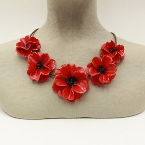 Large and elegant necklace with red poppies, floral elegance for every occasion. Perfect for a distinctive and unique floral touch