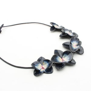 Collana orchidee blue con cristalli Swarovski, collana blue,  collana elegante ,collana leggera, collana multifiori, cartapesta ,orchidee