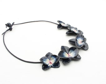 Collier orchidée bleue avec cristaux Swarovski, collier bleu, collier élégant, collier léger, collier multifleurs, papier mâché, orchidées