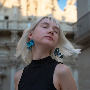 Orecchini con foglie a forma di cuore realizzati in cartapesta modellati e dipinti con varie tonalità  di blu e verde ,orecchini leggeri