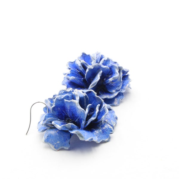 Handcrafted peony-shaped earrings, made of Lecce papier-mâché and hand-painted in an elegant ultramarine blue colour, unique design
