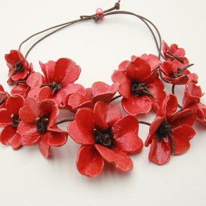 Cascade of Poppies necklace, large necklace, poppies necklace, light necklace, multiflower necklace, red necklace, papier-mâché,