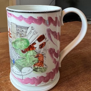 Puede incluir: Una taza de cerámica blanca con un borde negro y una cenefa pintada en rosa ondulado. El exterior muestra una ilustración detallada de una estructura de puente con acentos verdes y naranjas, incluyendo el texto "236 Feet Span" cerca de la base.
