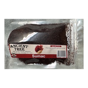 Puede incluir: Una bolsa de plástico transparente llena de zumaque molido. La bolsa tiene una etiqueta que dice "ANCIENT TREE" y "Sumac". La etiqueta también indica que el producto es importado del Líbano y contiene 57 gramos de zumaque.