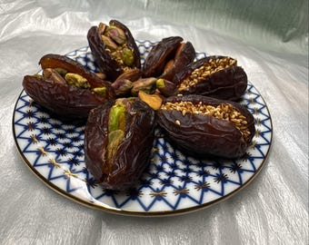 Organic Medjool Stuffed Date with Nuts : Assorted Almond, Pistachios, Sesame Seeds 7 oz (8 Dates)