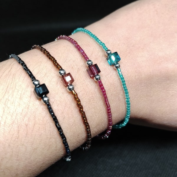 Bracciale con perline e cubo in vetro