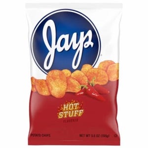 Può includere: Un sacchetto di patatine Jay's Hot Stuff. La parte superiore del sacchetto è bianca con un cerchio blu contenente il marchio "Jays" in corsivo bianco. La metà inferiore è rossa con "Hot Stuff" e due peperoncini rossi.