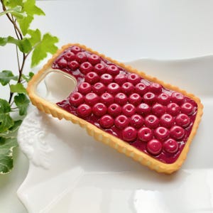 Süße Kirschkuchen Karamell Nusstorte iPhone Hülle Decoden Polymer Clay Handgemacht iPhone17 16 15 Pro Max Galaxy S25 Ultra Plus Pixel 9 8 Fake Food