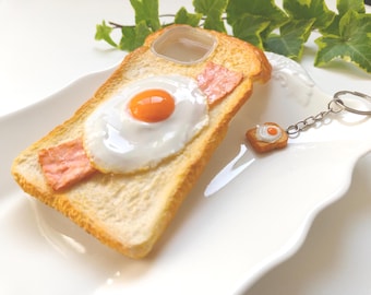 Große iPhone-Hülle mit Speck-Ei-Toast-Motiv aus Decoden Polymer Clay, handgefertigt, personalisierbar für iPhone 17, 16, 15 Pro Max, Galaxy S26 Ultra, Pixel 9, mit Butter- oder Brot-Optik.