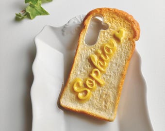 Personalisierte iPhone-Hülle mit Buttertoast-Motiv aus Decoden Polymer Clay, handgefertigt für iPhone 17, 16, 15 Pro Max, Galaxy S25 Ultra Plus, Pixel 9 – ein Geschenk für Brotliebhaber