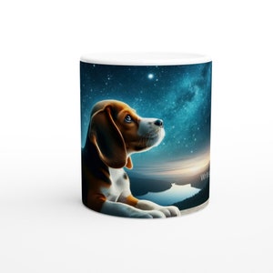 Könnte beinhalten: Eine weiße Keramiktasse mit einem farbenfrohen Bild eines Beagle-Welpen, der in einen sternenklaren Nachthimmel schaut. Der Welpe ist braun, weiß und schwarz vor einem weißen Hintergrund. Der Himmel ist blau mit weißen Sternen und einer Galaxie.