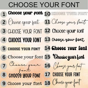 K&ouml;nnte beinhalten: Ein Bild mit 18 verschiedenen Schriftarten, die mit "Choose your font" beschriftet sind. Die Schriftarten variieren in ihrem Stil, von formell bis l&auml;ssig, und sind zur einfachen Auswahl nummeriert. Der Hintergrund hat einen Aquarell-Effekt.