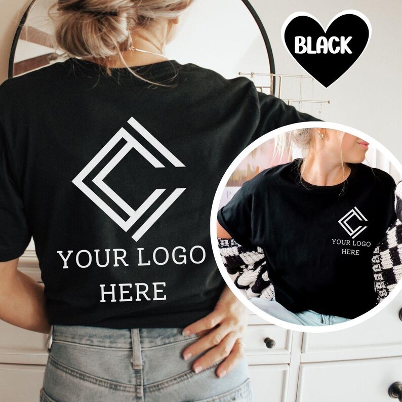 K&ouml;nnte beinhalten: Schwarzes T-Shirt mit einem wei&szlig;en geometrischen Logo-Design auf der R&uuml;ckseite und der Vorderseite. Der Text "YOUR LOGO HERE" ist unter dem Logo auf der R&uuml;ckseite aufgedruckt. Eine herzf&ouml;rmige Grafik mit dem Wort "BLACK" befindet sich in der oberen rechten Ecke.