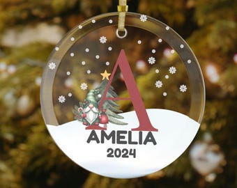 Adorno con nombre y letra personalizado, adorno de gnomo con nombre personalizado, adorno navideño con monograma 2024, adorno de vidrio con recuerdo familiar personalizado