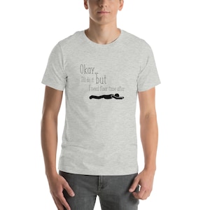 Pode incluir: Uma camiseta cinza mescla com o texto "Okay... I'll do it but I need floor time after" e um desenho de um boneco de pau deitado no chão.