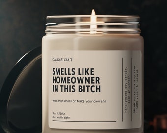Doftande sojaljus "Smelks of Homeowner in This Bitch", grattispresent, ljuspresent, nytt hem, ny husägare, inflyttningspresent