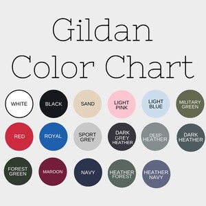 Puede incluir: Carta de colores Gildan con 16 muestras de colores. Los colores incluyen blanco, negro, arena, rosa claro, azul claro, verde militar, rojo, azul real, gris deportivo, gris oscuro jaspeado, azul oscuro jaspeado, oscuro jaspeado, verde bosque, granate, azul marino, bosque jaspeado y azul marino jaspeado.
