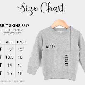 Puede incluir: Tabla de tallas para una sudadera de forro polar para ni&ntilde;os peque&ntilde;os en tallas 2T, 3T, 4T y 5T. La tabla muestra las medidas de ancho y largo en pulgadas.
