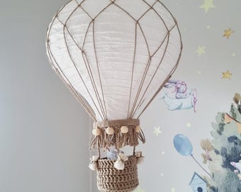 Lampa z balonu na ogrzane powietrze z makramy: dekoracja pokoju dziecięcego w stylu podróżniczym