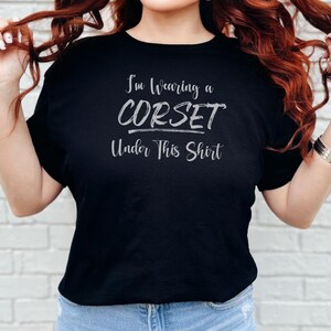 I and #39;m Wearing a Corset Under This Shirt and quot; Funny Sarcastic T-Shirt - Ren Faire, Gothic and Victorian Humor Tee, Corset Humor immagine 1