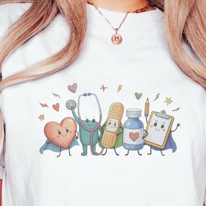 Comfort Colors T-Shirt für Kinderkrankenpfleger/innen, Lustiges Sweatshirt für medizinische Fachangestellte im Gesundheitswesen, Auszeichnung für Kinderärzte/innen bei der Abschlussfeier Bild 1