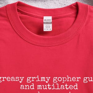 Beschamende grap in een doos, met vieze, smerige ingewanden van een grondeekhoorn en verminkt apenvlees, een shirt met zwarte humor, een sarcastisch T-shirt, een grappig cadeau uit de jaren 90. afbeelding 1