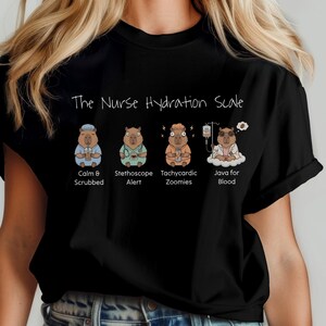 Camiseta con meme de enfermera, Escala de hidratación de enfermera, Camiseta divertida y sarcástica para enfermeras registradas, Regalo para amantes del café con colores cómodos y problemas de turno de día con la cafeína imagen 1