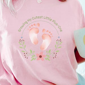Comfort Colors Schwangerschaftsverkündung-Shirt, „Mein süßestes kleines Plus-One“-Shirt, Top für werdende Mütter beim Fotoshooting Bild 1