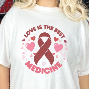 Comfort Colors T-Shirt zur Unterstützung von Familien mit Blutkrebs, „Liebe ist die beste Medizin“-T-Shirt, Oberteil zur Unterstützung von Chemotherapie-Pflegepersonen, T-Shirt für Familien mit Krebs Bild 1