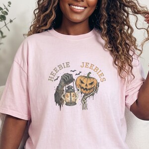 Comfort Colors Grim Reaper Muster Heebie Jeebies Shirt, Horrorfigur Bekleidung, Vintage Laterne, Gothic Halloween Grusel-T-Shirt, Thing Hand