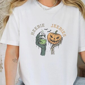 Comfort Colors Halloween-T-Shirt mit Zaubertrank-Motiv, Hexen-Skeletthände-T-Shirt, Kürbis-Motiv für die Gruselsaison, Gothic-Vintage-Herbstgrafik