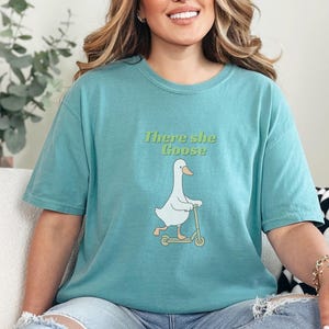 Comfort Colors Silly Goose Tee, There She Goose Funny Birdwatcher Shirt, Sarcastic Cottagecore Animal Lover Outfit, Aunt Goose imagen 2