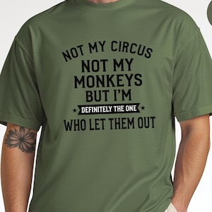 "Não é meu circo, não são meus macacos, mas definitivamente fui eu quem os soltou" - Camiseta feminina sarcástica, ideia de presente engraçada, presente divertido e original imagem 1