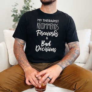 Camiseta "Malas decisiones", Mi terapeuta recomienda fuegos artificiales y malas decisiones, Camiseta divertida del 4 de julio, Regalo de humor sarcástico sobre salud mental imagen 1