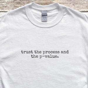 プロセスとp値を信じよう！統計学者、STEM学生、データアナリスト、科学愛好家へのギフトに最適な、面白いデータサイエンスTシャツ