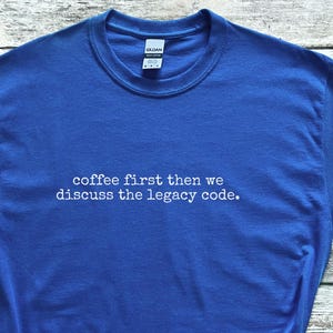 Programmerare Humor T-shirt, Kaffe Först Sedan Diskuterar Vi Legacy Code Developer Tee