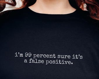 T-shirt de faux positifs, je suis sûr à 99 % que c'est un faux positif, T-shirt d'analyste de données de cybersécurité