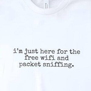 Camiseta de Segurança Cibernética | Estou aqui só pelo Wi-Fi grátis e pela análise de pacotes imagem 1
