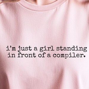 Camiseta "Coding Girl", "I'm Just A Girl Standing In Front Of A Compiler Tee", Humor de programadores