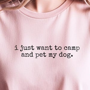 Camiseta divertida para amantes del camping y los perros, Solo quiero acampar y acariciar a mi perro, Camiseta de aventura al aire libre para campistas felices, Regalo para senderismo con perros imagen 1