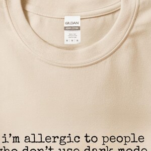 T-shirt met donkere modus, 'Ik ben allergisch voor mensen die de donkere modus niet gebruiken' | Humor voor programmeurs