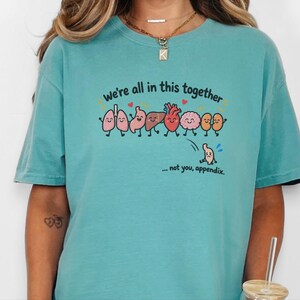 T-Shirt mit Blinddarm-OP-Motiv, lustiges Medizin-T-Shirt, Geschenk zur Genesung nach einer Blinddarmentfernung, niedliches T-Shirt mit menschlicher Organanatomie, Geschenk für OP-Krankenschwestern Bild 1
