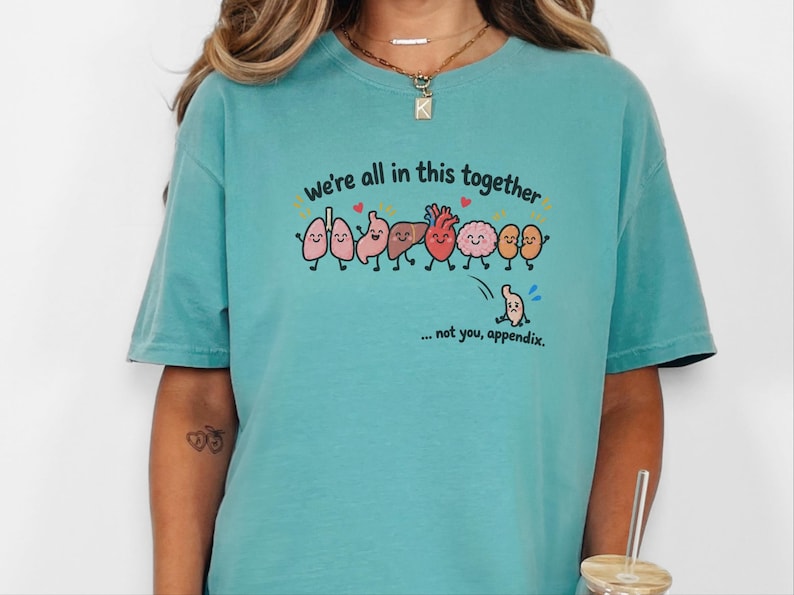 T-Shirt mit Blinddarm-OP-Motiv, lustiges Medizin-T-Shirt, Geschenk zur Genesung nach einer Blinddarmentfernung, niedliches T-Shirt mit menschlicher Organanatomie, Geschenk für OP-Krankenschwestern Bild 1