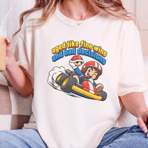 Kart racing-tröja, racerbilsoutfit, retro gaming-tröja, åldrad som fint vin och dåliga beslut, videospelspresent bild 10