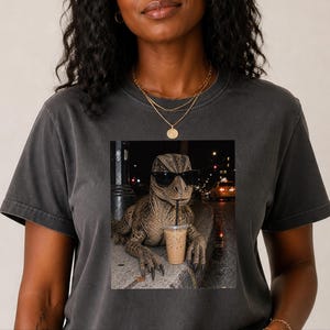 Camiseta de café helado con dinosaurios, regalo divertido para amantes de los dinosaurios, camiseta para amantes de los reptiles, regalo para adictos al café. imagen 10