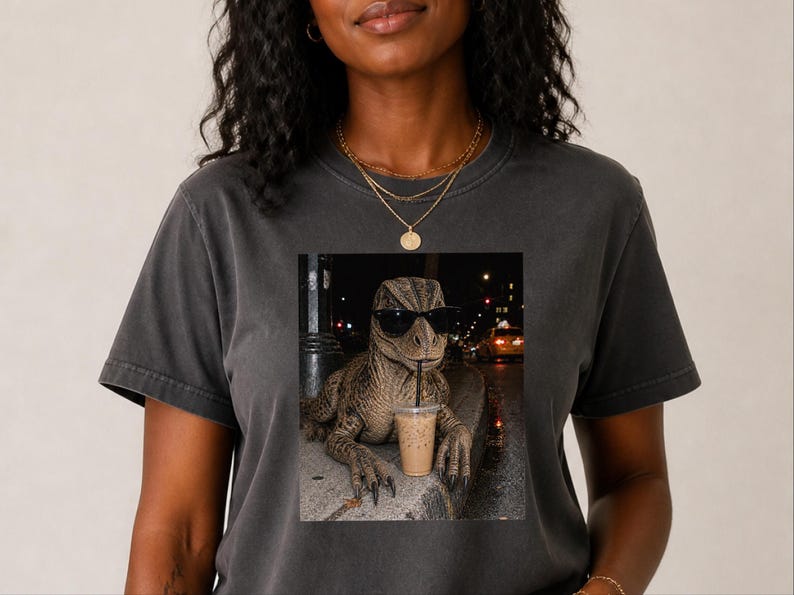 Camiseta de café helado con dinosaurios, regalo divertido para amantes de los dinosaurios, camiseta para amantes de los reptiles, regalo para adictos al café. imagen 10